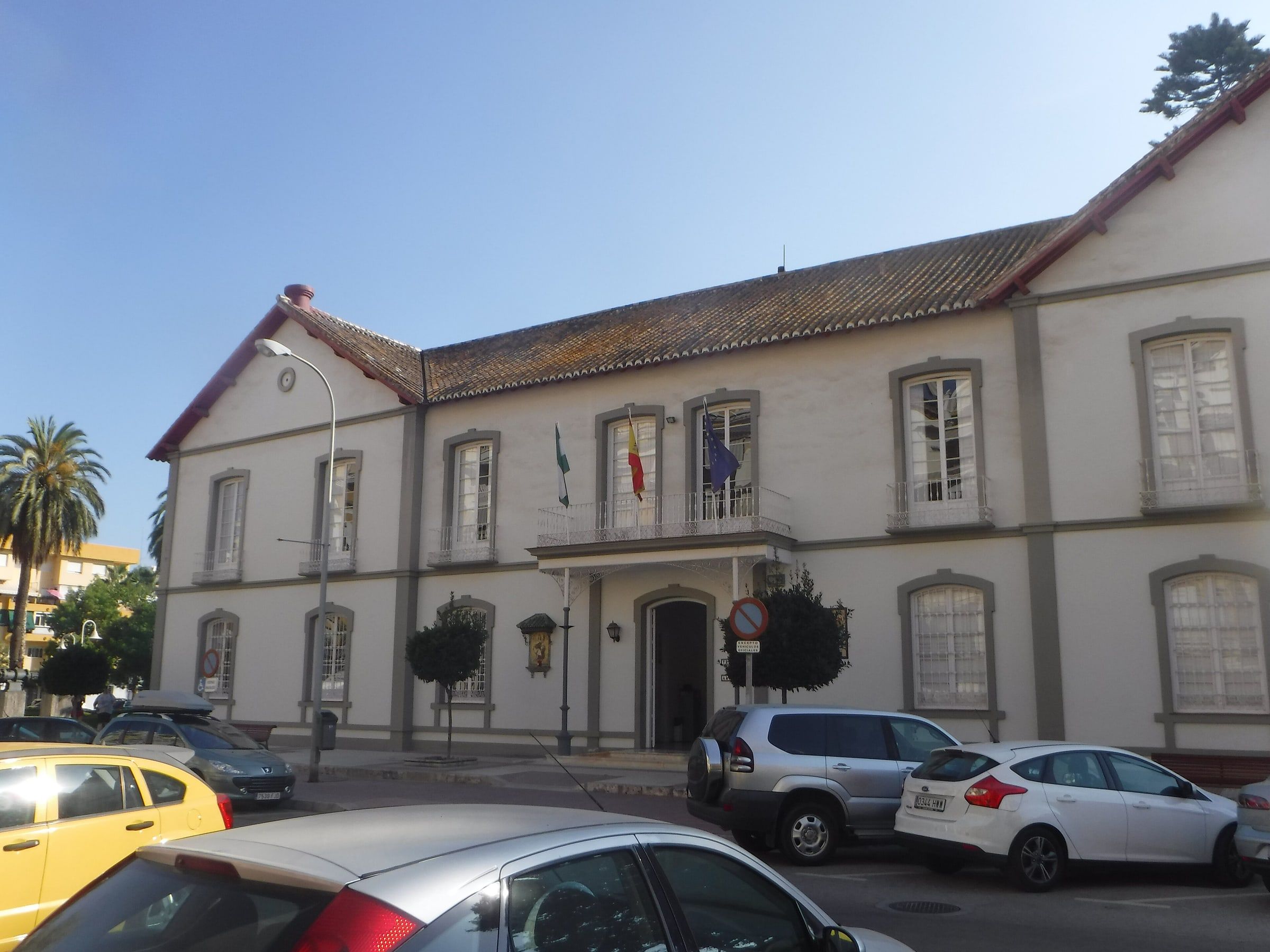 Casa Larios de Torre del Mar, edificio blanco de dos plantas donde está la tenencia de alcaldía, sede de los trámites municipales en el pueblo