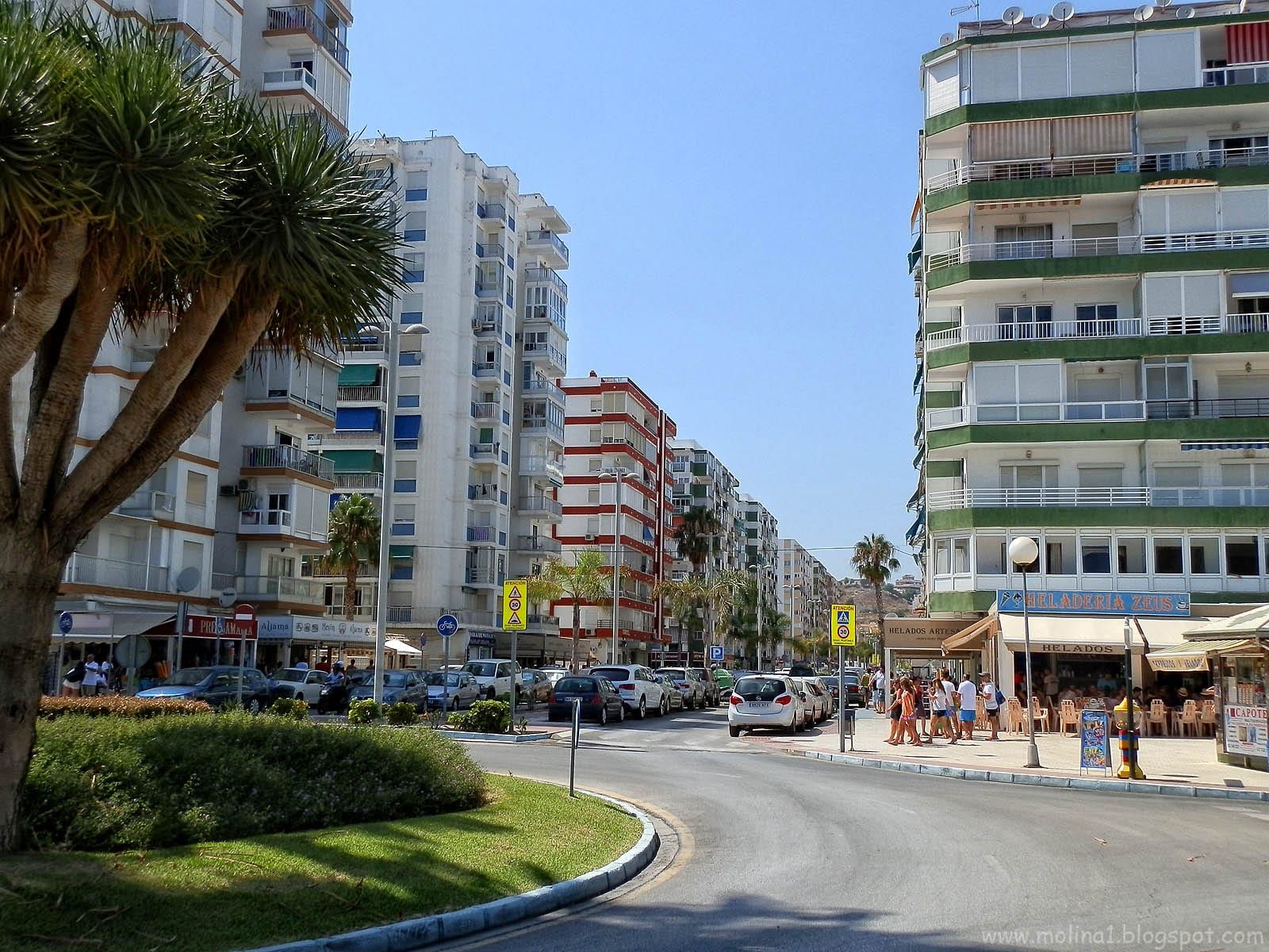 Avenida de Andalucía de Torre del Mar, la principal calle comercial del pueblo, con sus edificios, comercios y palmeras